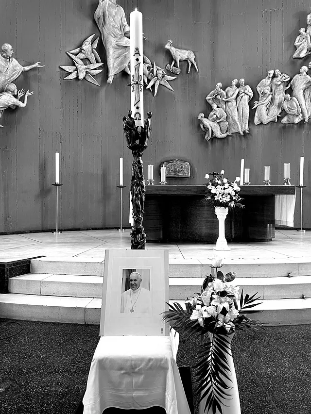 Bild von Papst Franziskus an der Osterkerze. Im Hintergrund ist der Altar von St. Judas Thaddäus zu sehen.