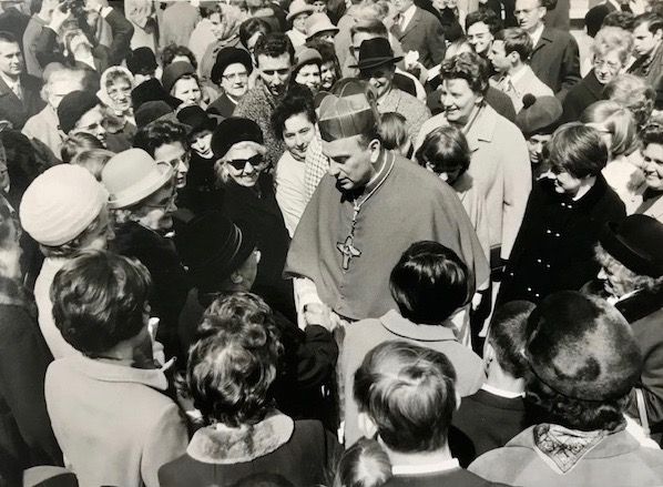 Foto der Menschen nach dem Gottesdienst