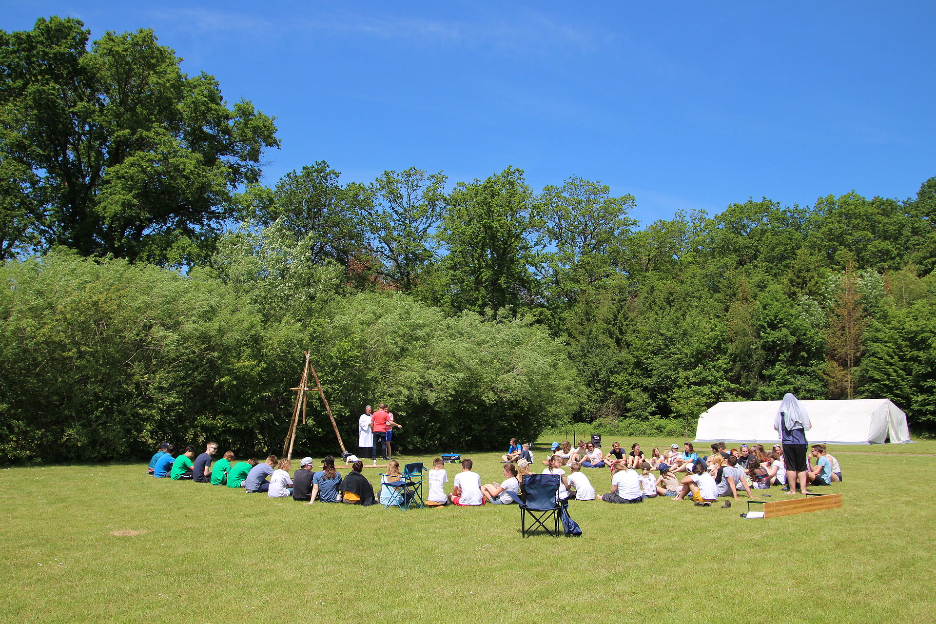 Jugendliche im Kreis auf dem Zeltlager