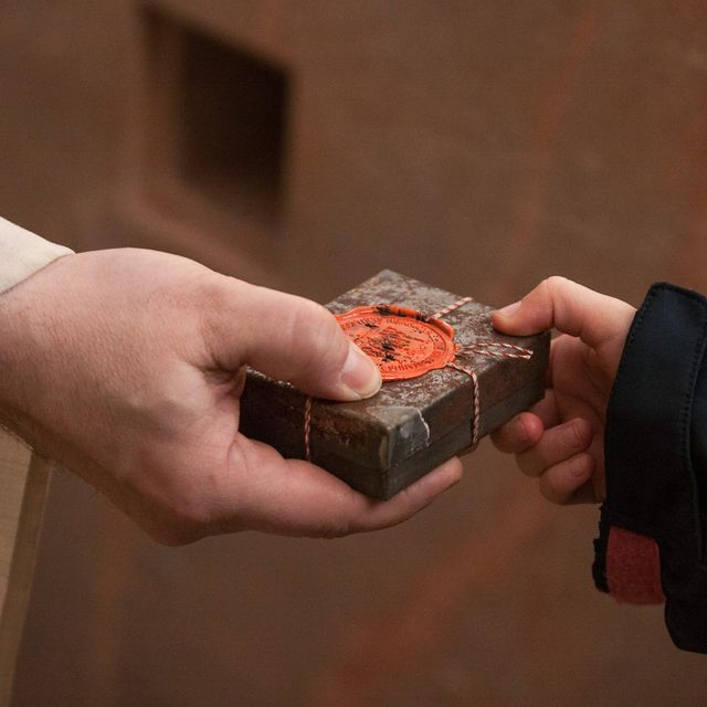 Die Reliquie, die in einem Schrein auf der Rückseite des Altars eingemörtelt wird.