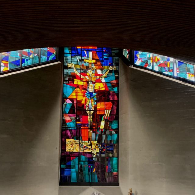 Kirche Maria Frieden von innen, Blick auf Fenster