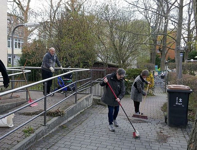 Kolpingmitglieder beim Gelände putzen
